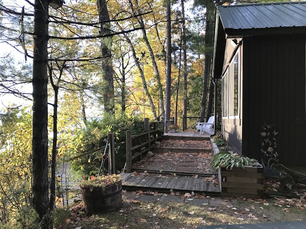 Terrace/patio - Cozy Cabin on Black Lake with a great view, 5 minutes to Black Mountain rec area (Onaway)