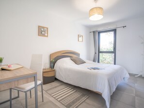 1 quarto, escrivaninha, acesso à internet