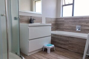 Shower, hair dryer, towels, soap - Papamoa Summer Fun! (Papamoa)