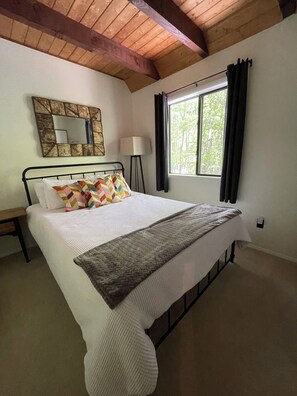 4 bedrooms, desk, iron/ironing board, free WiFi - Cozy chalet-style home with fire pit in The Hideout, a five star community. (Lake Ariel)