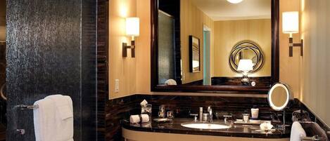 Baignoire à jets, sèche-cheveux, serviettes fournies, savon