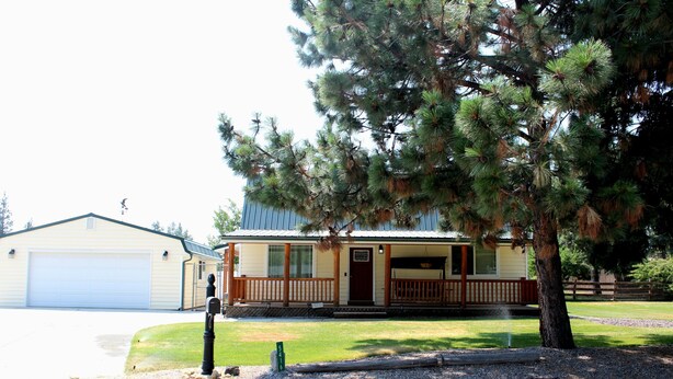 A single-story house with a front porch and a garage. - Welcome to BarnRoots a Cozy Family sized house, bring your friends (Florence)