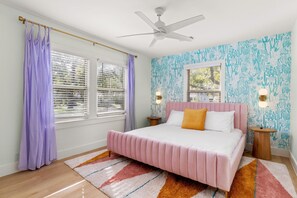 3 bedrooms, iron/ironing board, free WiFi, bed sheets - Heated Pool-Sleeps 10-Fire Pit- 2miles Downtown!
 (Austin)