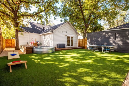 Heated Pool-Sleeps 10-Fire Pit- 2miles Downtown!
