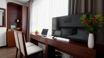 华丽三人房 | 迷你吧、办公桌、隔音、免费 WiFi