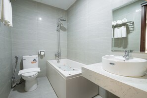 Family Double Room, 2 Queen Beds, Bathtub, City View | Bathroom - Dao Ngoc Hotel (Da Nang)