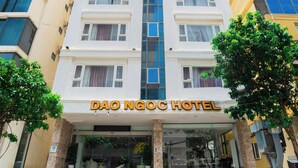 A multi-story hotel building with a prominent entrance, a staircase leading to the entrance, and a sign reading "DAO NGOC HOTEL". - Dao Ngoc Hotel (Da Nang)