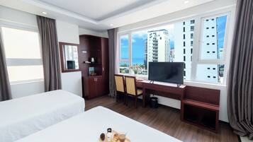 华丽三人房 | 迷你吧、办公桌、隔音、免费 WiFi