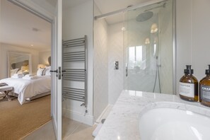 5 bedrooms, Internet, bed sheets