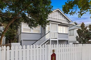 Exterior - Ascot Vintage 4BR Queenslander w/ Mall at Doorstep (Ascot)