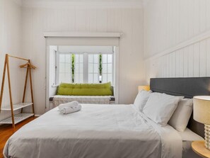 4 bedrooms, desk, free WiFi - Ascot Vintage 4BR Queenslander w/ Mall at Doorstep (Ascot)