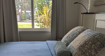 Downtown Home! Spacious Backyard, King Size Bed, Fully Equipped Near Beaches