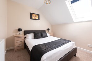 2 soverom, strykejern/-brett, reiseseng for barn og internettilgang