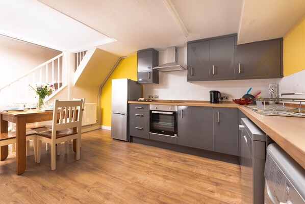 冷蔵庫、電子レンジ、オーブン、コンロ