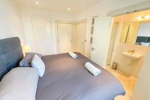 2 quartos, ferros/tábuas de passar roupa, acesso à internet