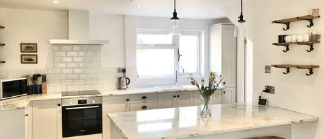 Køleskab, mikrobølgeovn, ovn, kogeplade