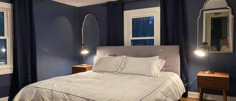 6 makuuhuonetta, työpöytä, silitysrauta/-lauta, vauvan matkasänky