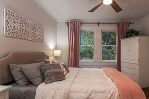 6 bedrooms, desk, iron/ironing board, travel crib