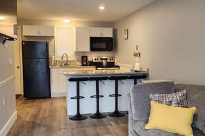 Køleskab, mikrobølgeovn, ovn, kogeplade