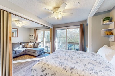 Third-floor resort condo with pool & tennis, walk to Lake Winnipesaukee beach