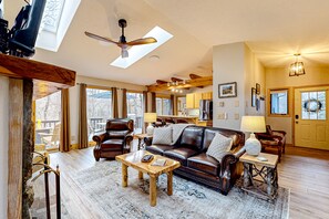 Una televisión, una chimenea