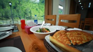 Free daily buffet breakfast - Vandi Hotel (Sharda)