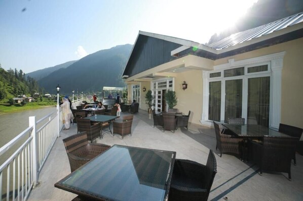 Outdoor dining - Vandi Hotel (Sharda)