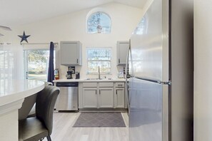 冷蔵庫、電子レンジ、オーブン、コンロ