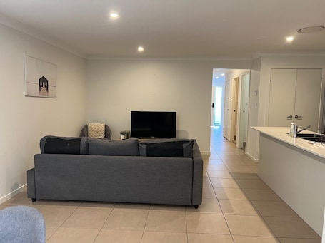Smart TV. Stylish Retreat in Macquarie Links - Golf, Comfort & Tranquility