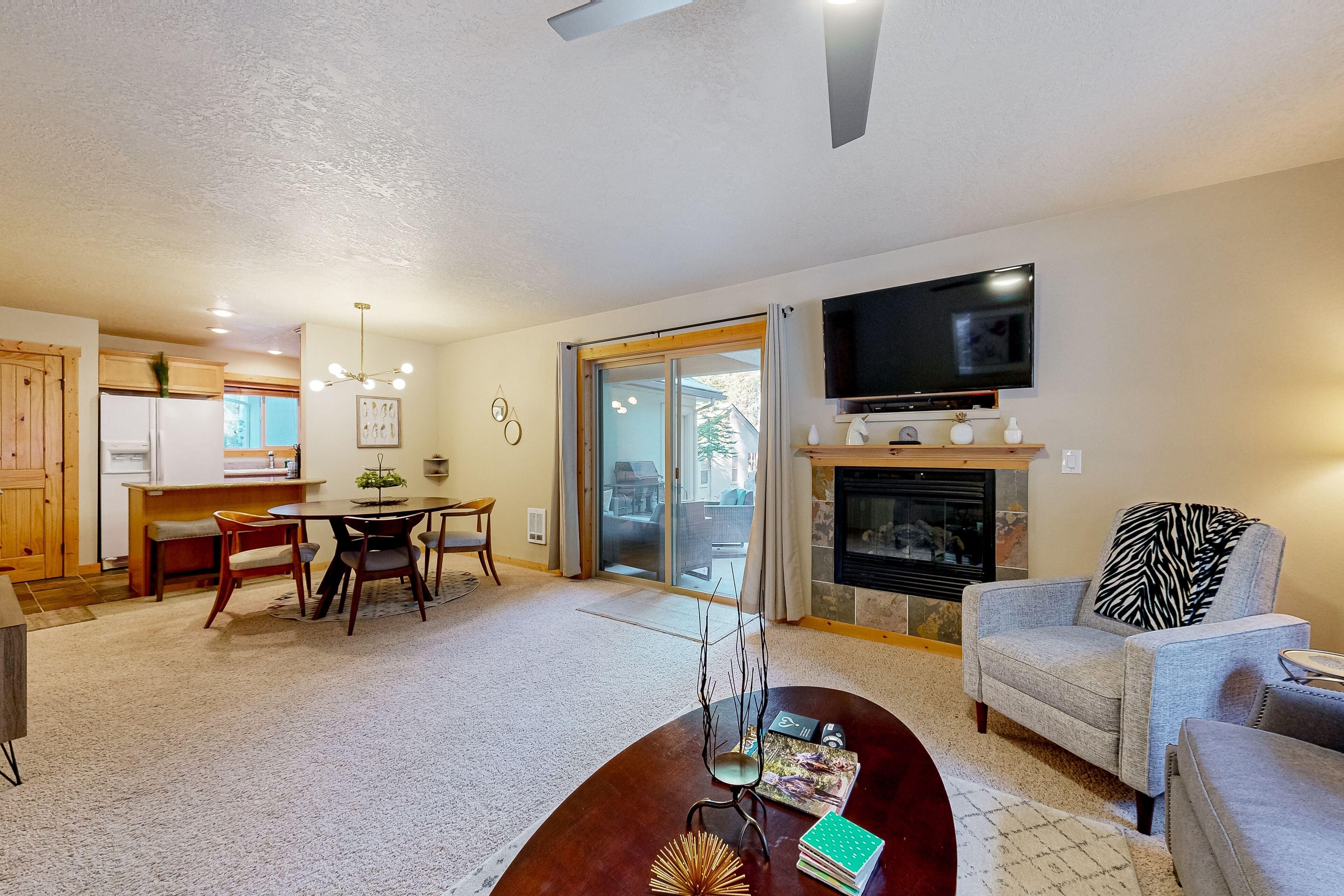 Televisión y chimenea 