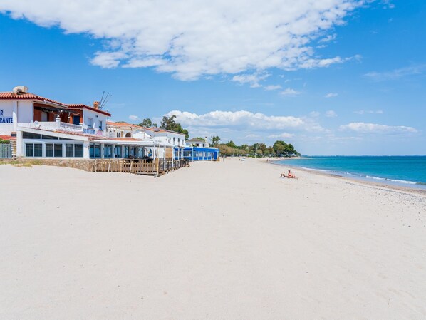On the beach - Family Vacation in front of the beach (Mont-roig del Camp)