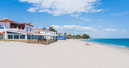 Family Vacation in front of the beach