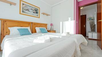 2 bedrooms, iron/ironing board, internet, bed sheets