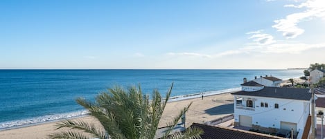 På stranden