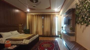 Deluxe Double Room | Soundproofing, iron/ironing board, free WiFi