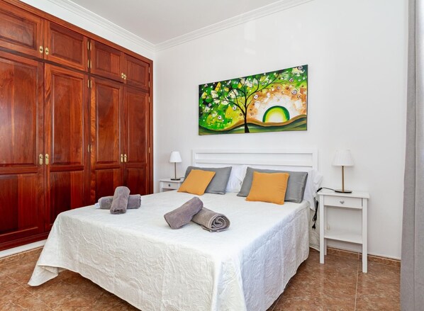 1 bedroom, iron/ironing board, internet, bed sheets