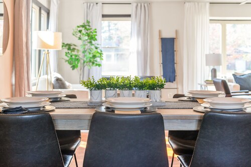 New listing! Charming, Waterfront Home-3 br,2 bath-sleeps 10!