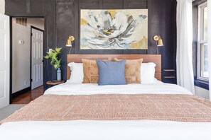 3 bedrooms, WiFi, bed sheets - New listing! Charming, Waterfront Home-3 br,2 bath-sleeps 10! (Portsmouth)