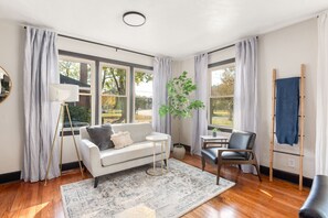 Smart TV, fireplace - New listing! Charming, Waterfront Home-3 br,2 bath-sleeps 10! (Portsmouth)