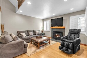 TV, fireplace, offices - 3BR w/ Loft Townhouse 3 Min Walk to Ski Lift (Park City)