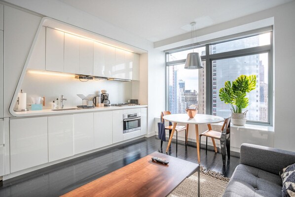 Kühlschrank, Mikrowelle, Ofen, Herdplatte