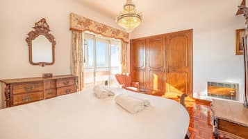 3 bedrooms, iron/ironing board, internet, bed sheets