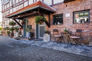 Outdoor dining - Apartment 'Alter Kuhstall' with Private Terrace and Wi-Fi (Neuenstein)