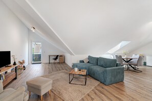 TV - Apartment 'Neubau Ferienwohnung Kleine Auszeit' with Mountain View, Balcony and Wi-Fi (Sinzheim)