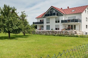 Exterior - Apartment 'Neubau Ferienwohnung Kleine Auszeit' with Mountain View, Balcony and Wi-Fi (Sinzheim)
