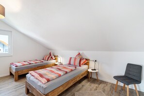 1 bedroom, free WiFi, bed sheets - Apartment 'Neubau Ferienwohnung Kleine Auszeit' with Mountain View, Balcony and Wi-Fi (Sinzheim)