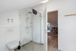Een douche, een haardroger, handdoeken