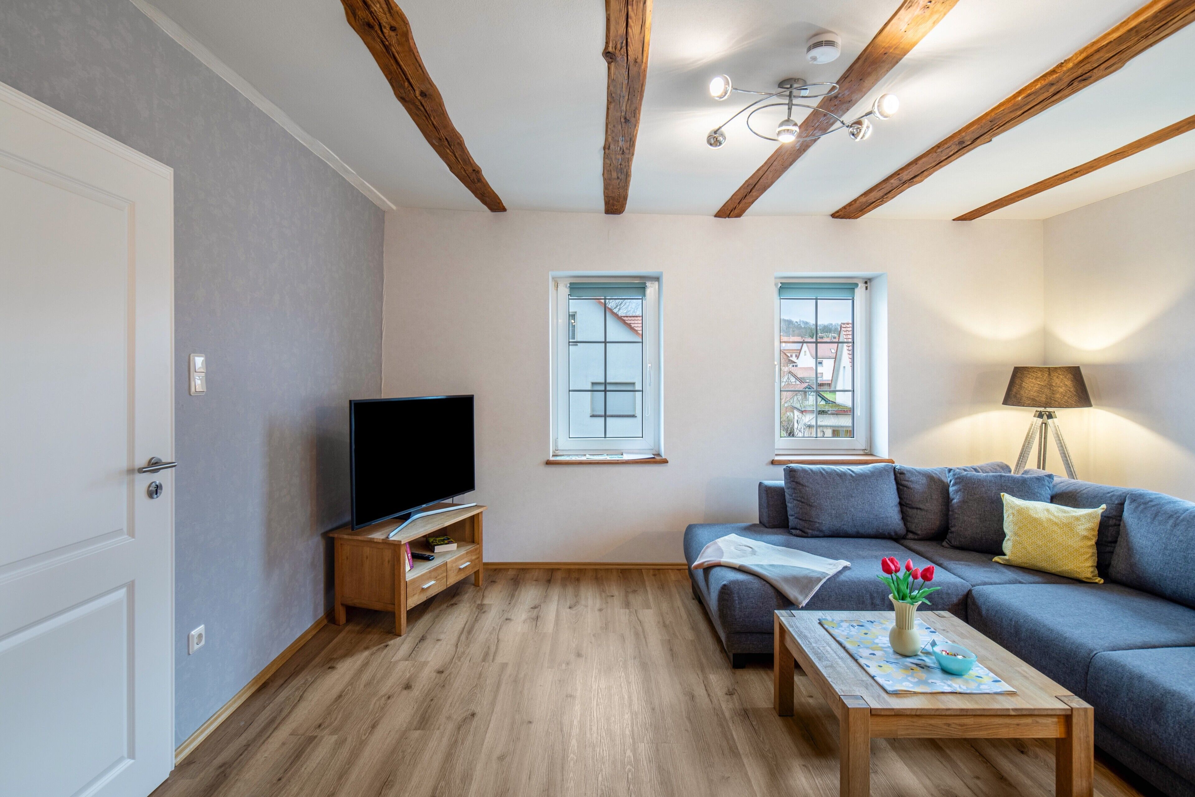 Ein Wohnzimmer mit Fernseher, Sofa und Couchtisch.