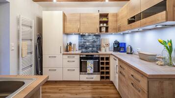 Fridge, oven, stovetop, dishwasher