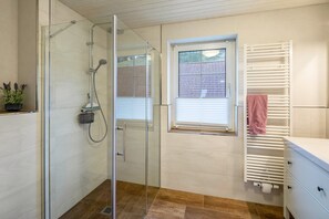Ducha, secador de pelo y toallas